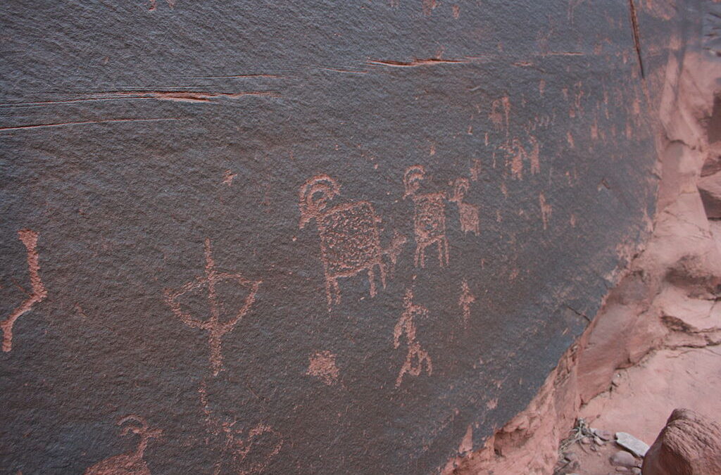 1024px-Petraglyphs_of_the_Paria_Canyon - Go To National Parks